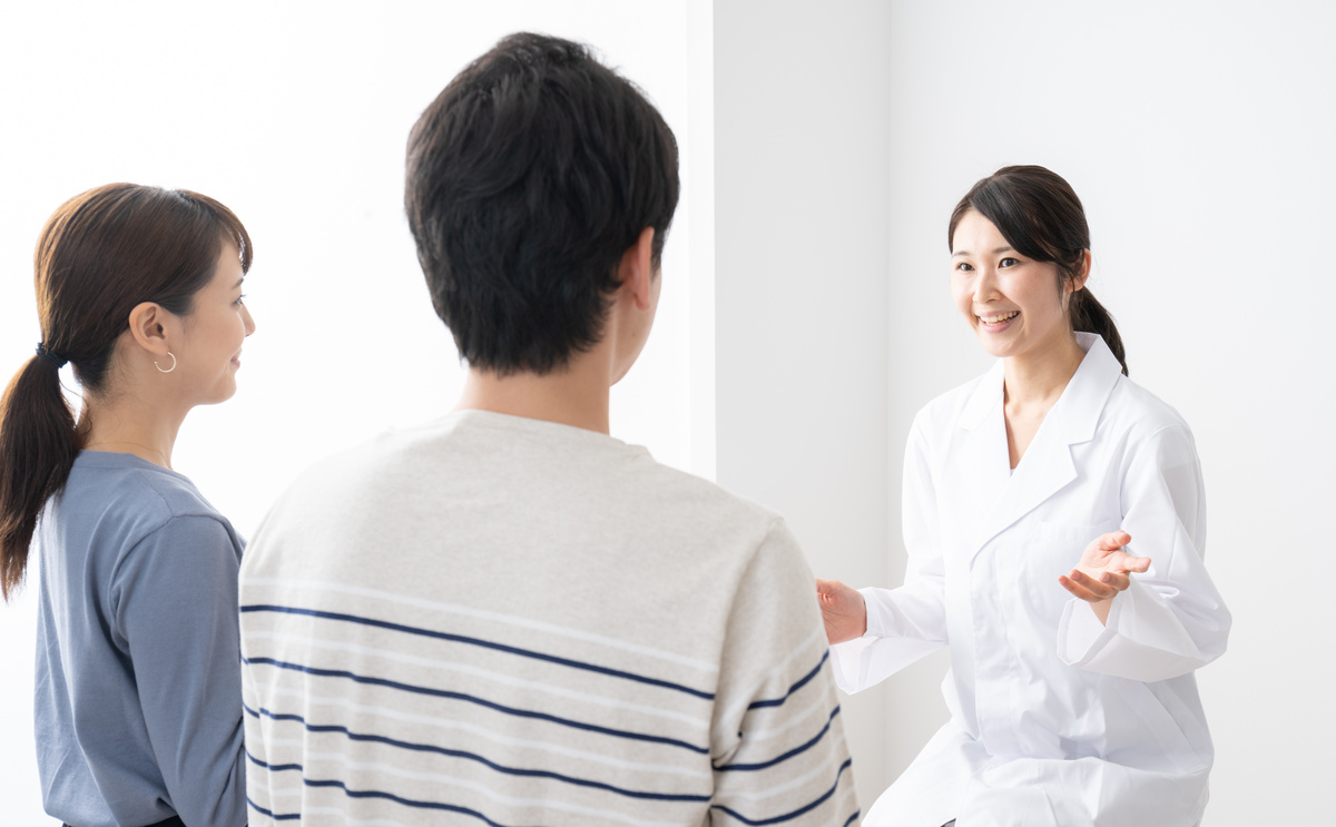 医師の説明を受ける夫婦